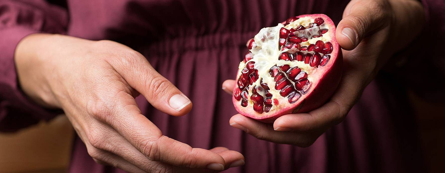 hd_woman_pomegrante_hands