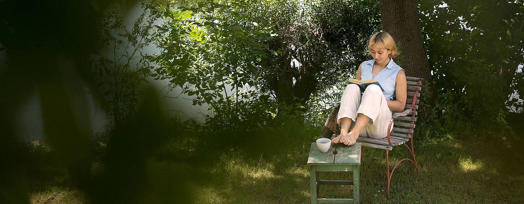 hd_woman_reading_outside.jpg