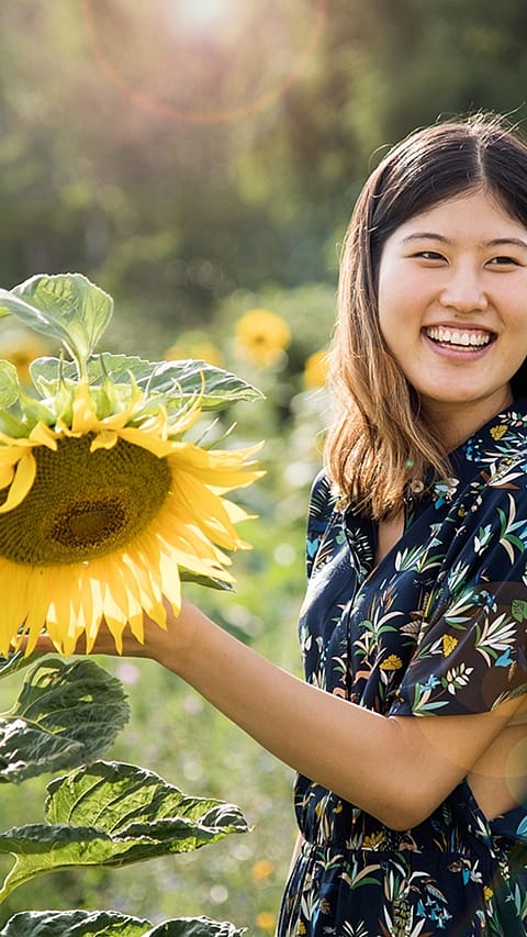 girl_sunflower.jpg