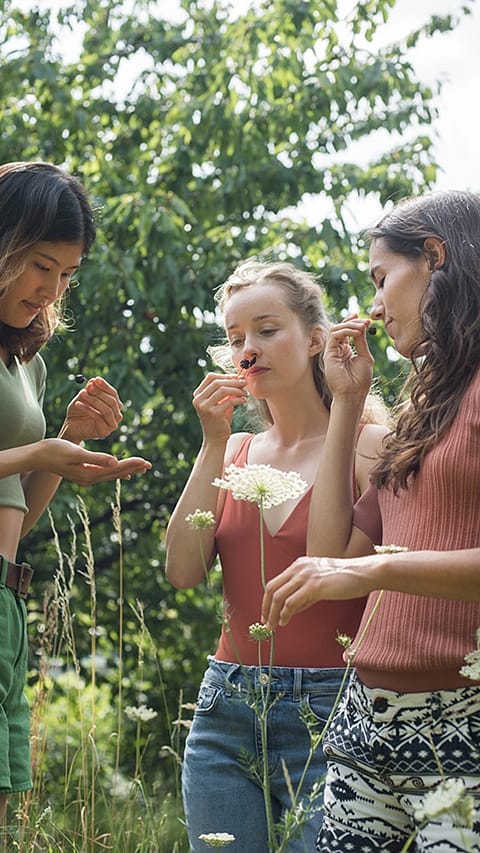 girls_group_smell_flowers.jpg