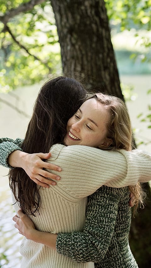 girls_huging.jpg