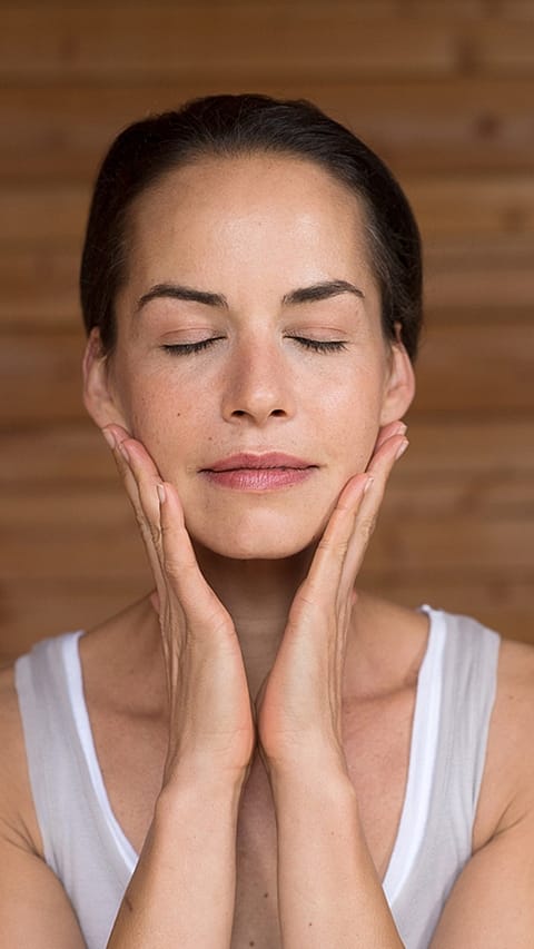 woman_massage_face_oil