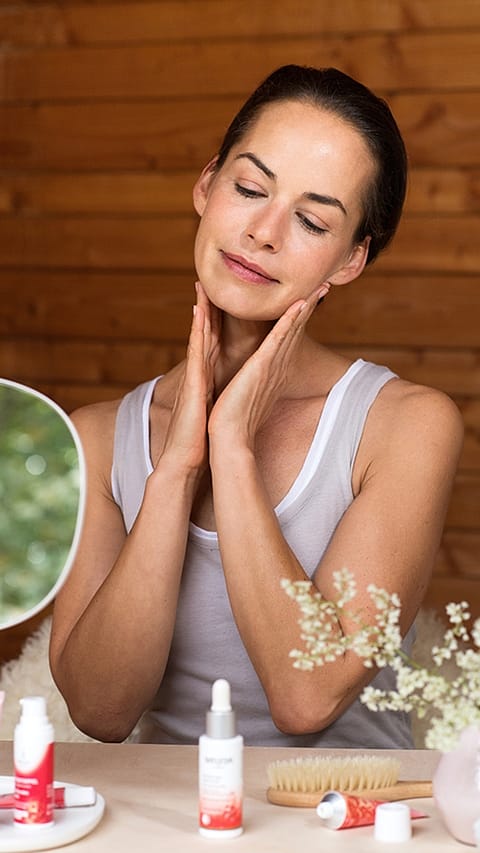 woman_massage_face_oil_mirror