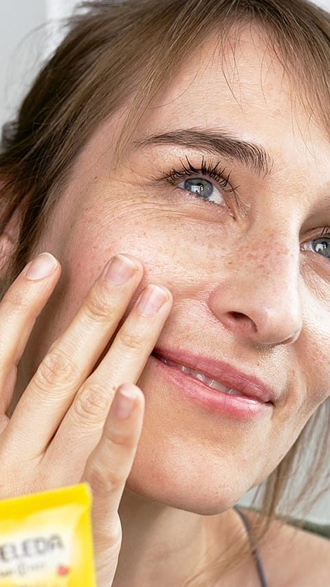 woman_applies_face_cream