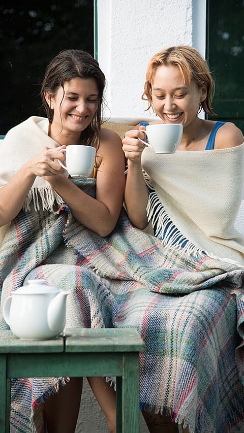 two_woman_with_teacup