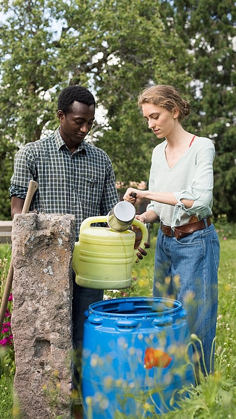 couple_fills_water_in_watering_can