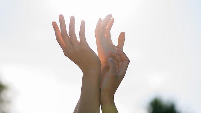 hands_sun