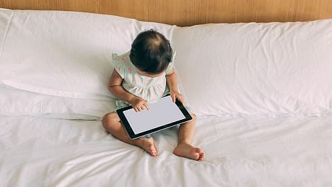 hd_child-with-tablet.jpg