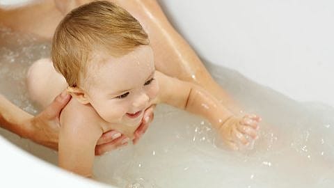 hd_baby_bathing