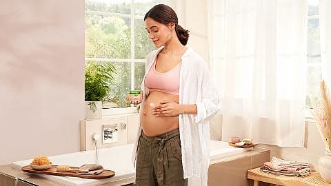 hd_pregnant_woman_creaming_belly