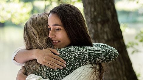 hd_how_touching_hug.jpg