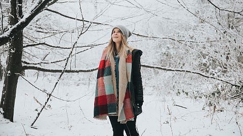 hd_woman_in_snow