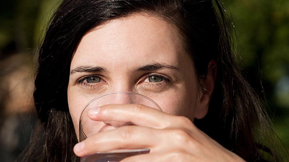 girl_drinking_water