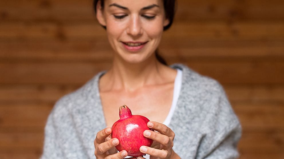 woman_pomegranate_hands