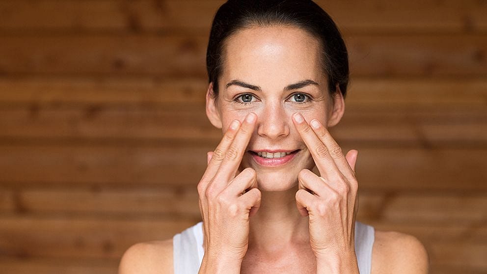 woman_step1_eyecream