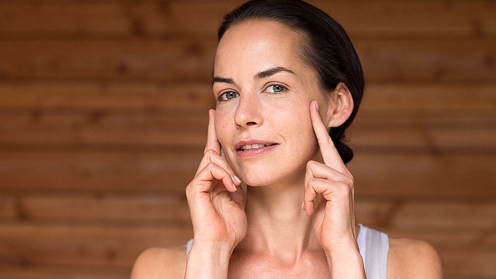 woman_step2_serum