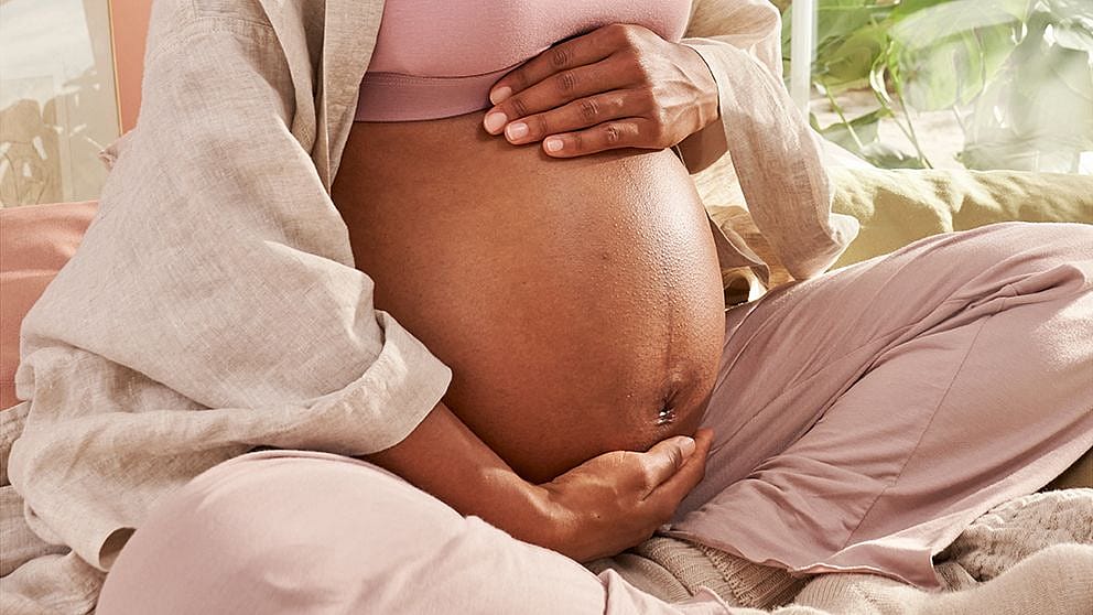 woman_holds_baby_belly
