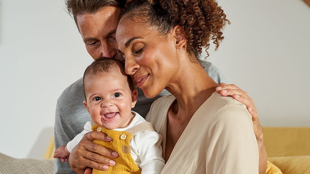 baby_parents_cosy_happy