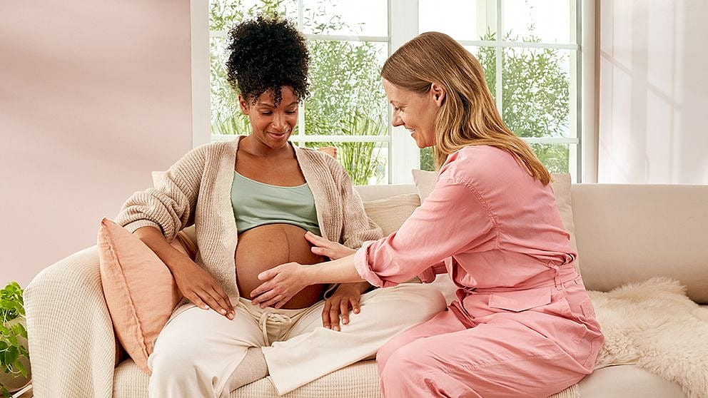 midwife_touches_baby_belly