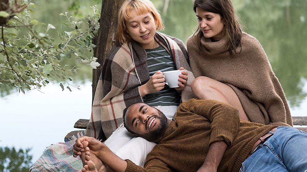friends_warm_themselves.jpg