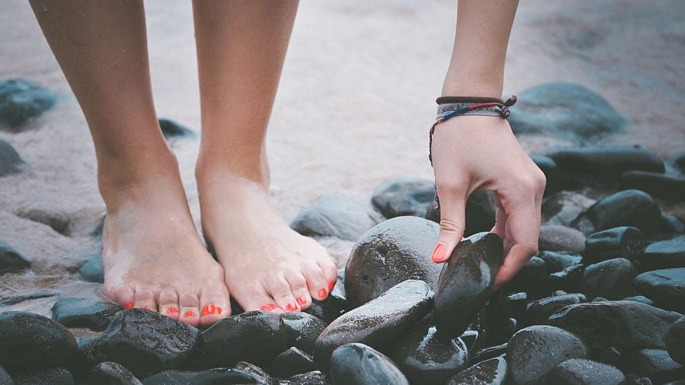 red_nails_barfoot_stones_lls