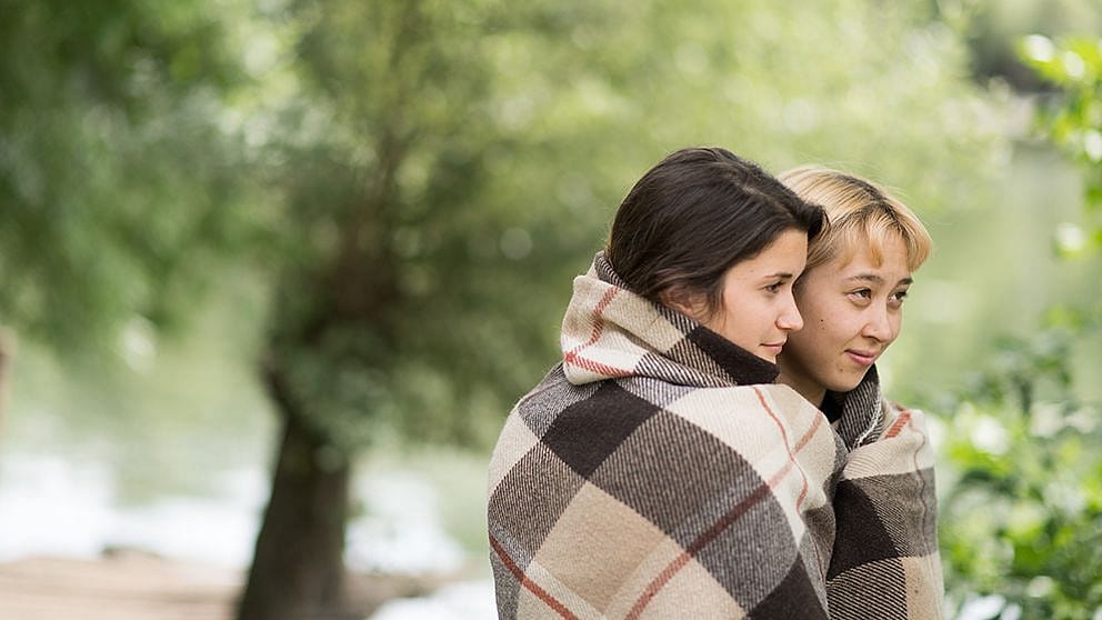 women_warm_themselves