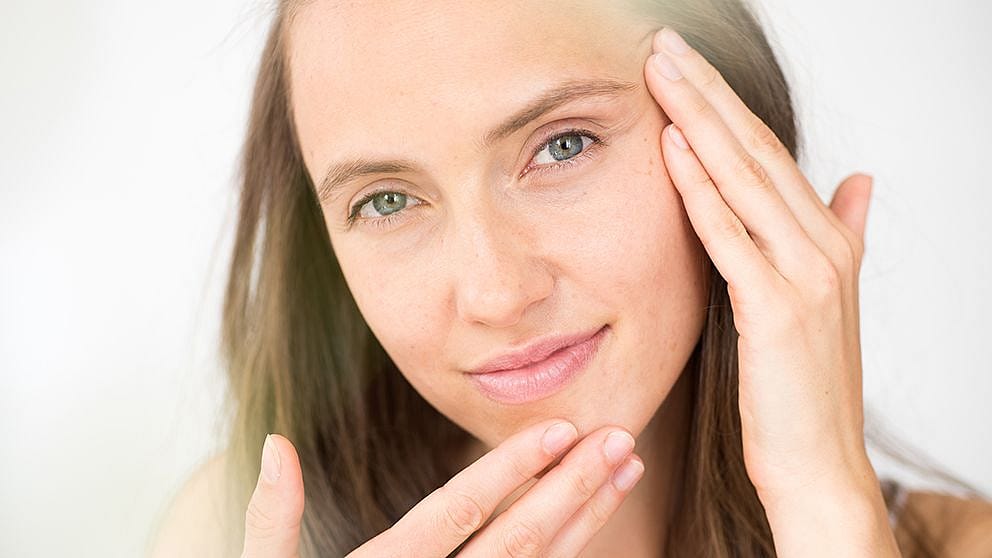 woman_touches_face