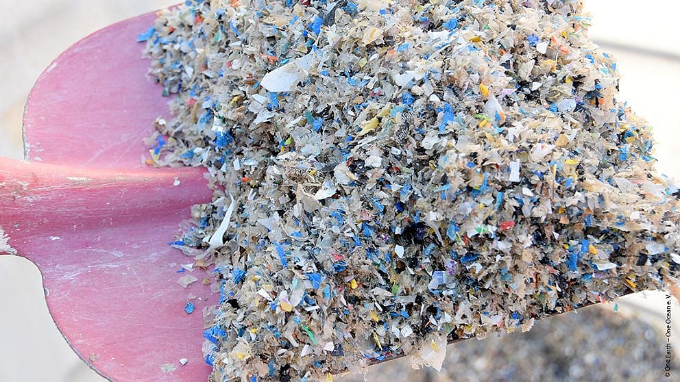 one_earth_one_ocean_plastic_shovel.jpg