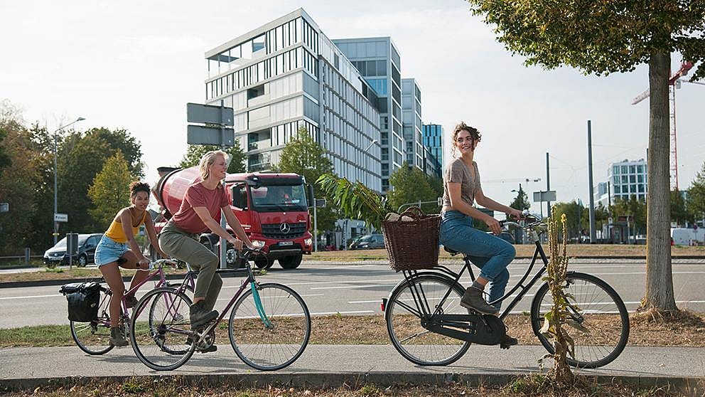 girls_biking_city