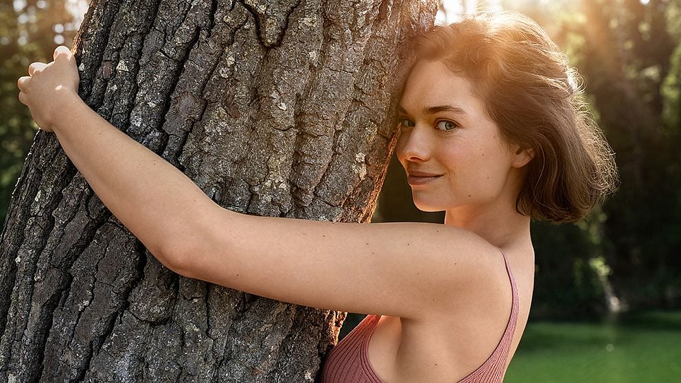 woman_tree_hug.jpg