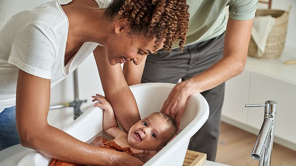 bathing_baby_bathtub