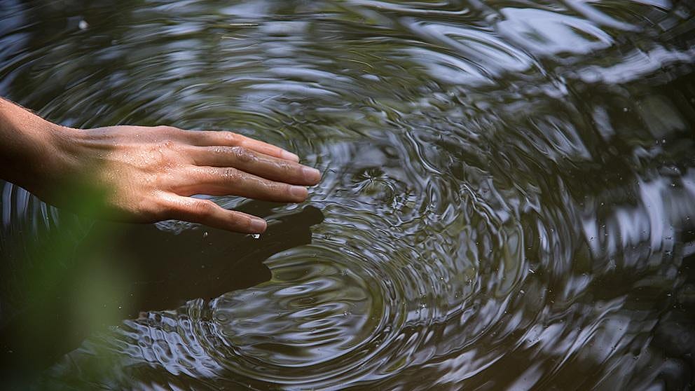 finger_touches_water.jpg