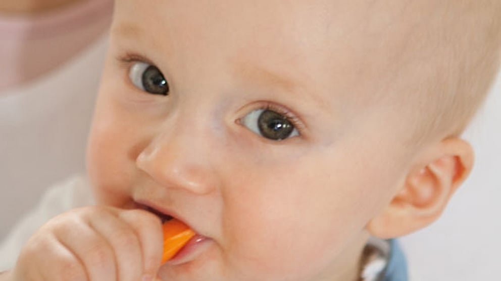 baby_with_carrot_ll