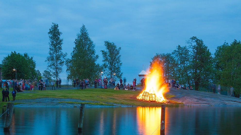 lake_bonfire.jpg